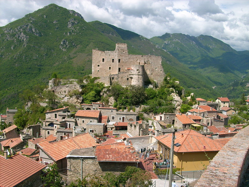 Castelvecchio di Rocca Barbena ist das Juwel des Newa-Tals