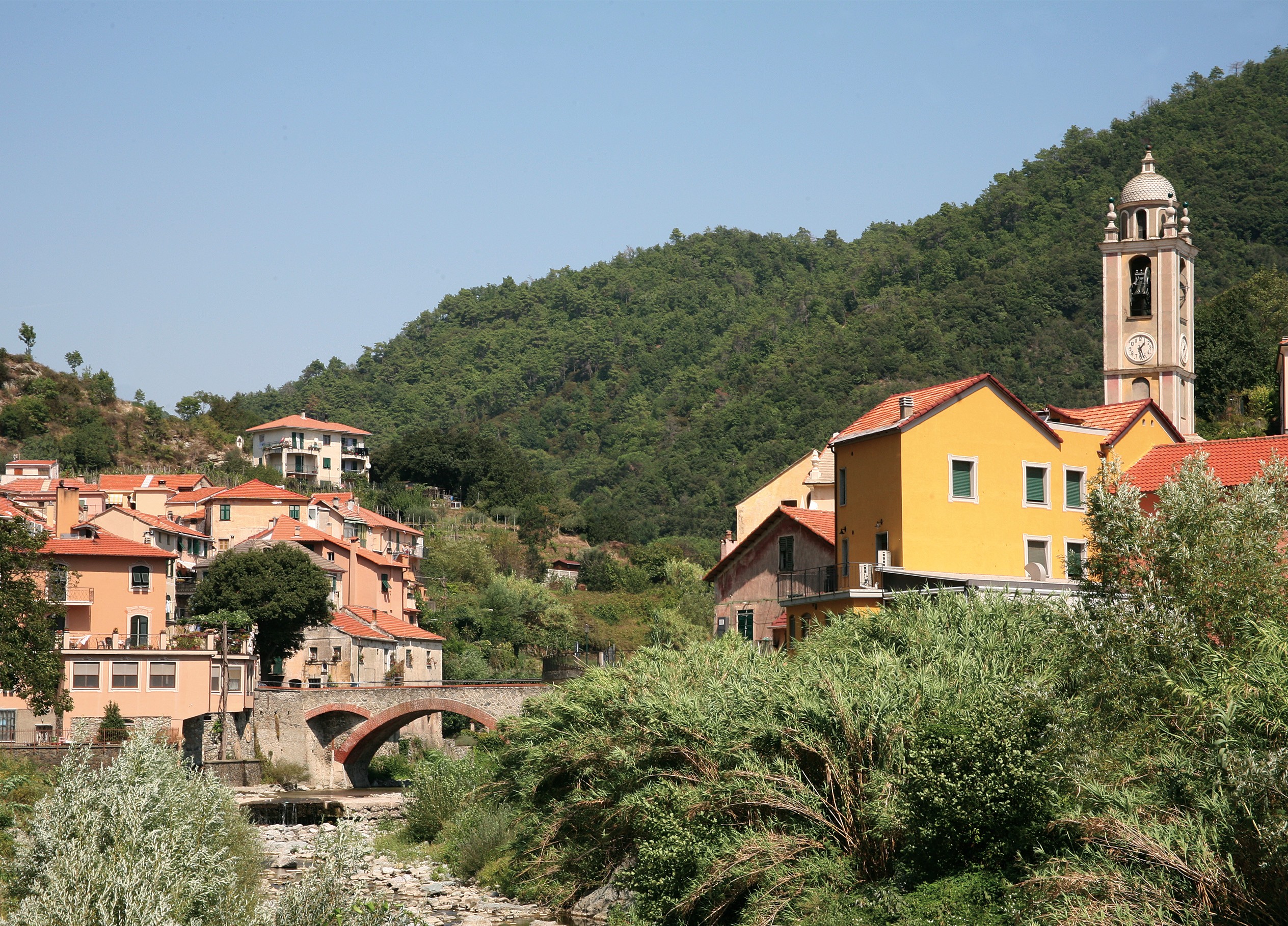 Ellera is a hamlet of Albisola Superiore, famous for legendary stories and myths