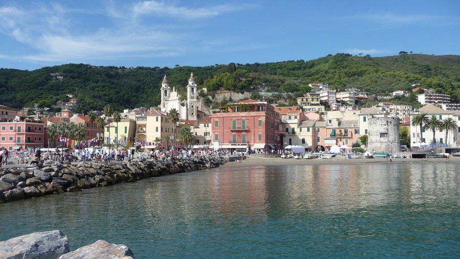 Laigueglia, un piccolo borgo, incastonato tra Alassio e Andora