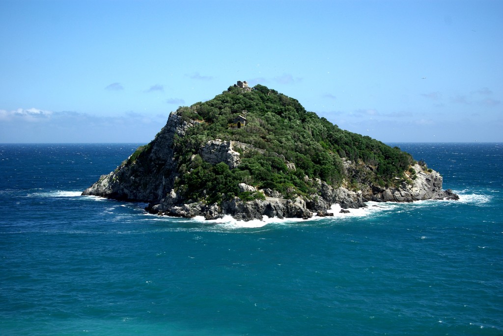 Bergeggi, ist ein Dorf im westlichen Ligurien mit einem magischen Charme und einem atemberaubenden Blick auf das Meer